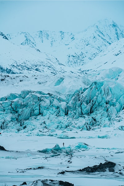 白昼积雪的山